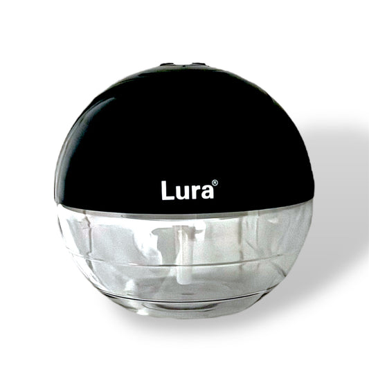 Produktfoto des LURA AirFresher: kugelförmiges Gerät mit schwarzer Oberseite und transparentem Wasserbehälter